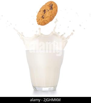 Chocolate Chip Cookie fallen in ein spritzendes Glas Milch isoliert auf weißem Hintergrund Stockfoto
