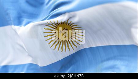 Nahaufnahme der Nationalflagge der Argentinischen Republik. Südamerikanisches Land. Horizontales Triband aus hellblau (oben und unten) und weiß mit Stockfoto