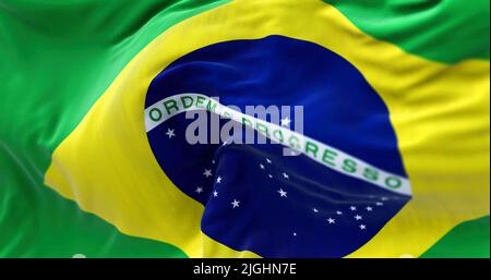 Nahaufnahme der brasilianischen Nationalflagge, die im Wind winkt. Brasilien ist ein südamerikanisches Land. Stockfoto