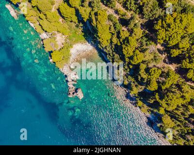 Malerisches Meer Adriaküste von Montenegro. Türkisfarbenes Mittelmeer und felsige Küste mit immergrünen Nadelbäumen. Wunderschöne Sommerlandschaft Stockfoto