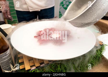 Kochen von Rindfleisch und in der Versorgung mit flüssigem Stickstoff Stockfoto