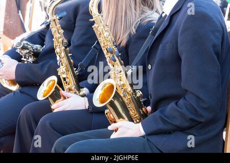 Saxophone in den Händen von Musikern. Stockfoto