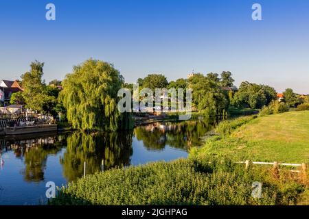 Riverside bei Bidford auf Avon in Warwickshire, England an einem sehr warmen Tag. Stockfoto