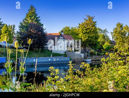 Riverside bei Bidford auf Avon in Warwickshire, England an einem sehr warmen Tag. Stockfoto