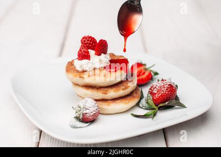 Pfannkuchen Dessert gießen mit Erdbeerauflage Stockfoto