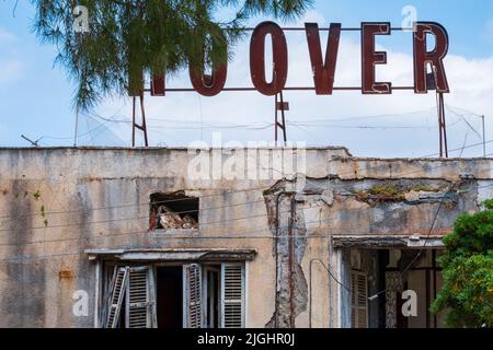 Famagusta, Zypern - 20. April 2022: Straßenansicht des verlassenen Hoover-Agenturgebäudes in der Geisterstadt Varosha, Famagusta Stockfoto