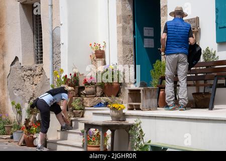 Famagusta, Zypern - 20. April 2022: Ein Touristenpaar bereitet sich auf den Eintritt in die Bilal-Aga-Moschee in der verlassenen Stadt Varosha, Famagusta auf Zypern vor Stockfoto