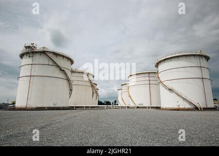 Die Reihe von kleinen weißen Tanks für Tankstelle und Raffinerie-Ersatzteile. Stockfoto