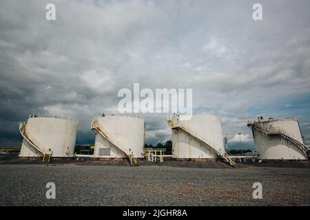 Die Reihe von kleinen weißen Tanks für Tankstelle und Raffinerie-Ersatzteile. Stockfoto