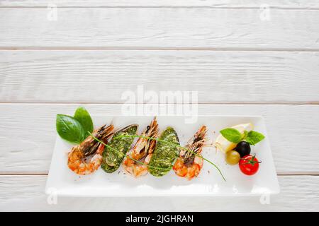 Gegrillte Garnelen und Muscheln auf weißem Hintergrund Stockfoto