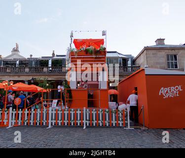 London, Greater London, England, Juni 15 2022: Orange Aperol Spritz steht im Convent Garden. Stockfoto