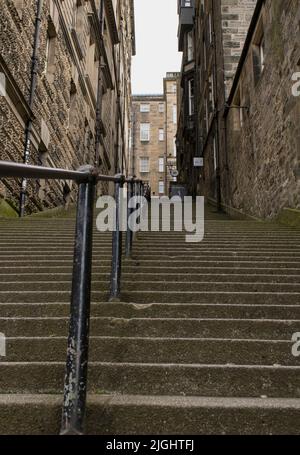 Treppen hinauf, Gebäude auf beiden Seiten der Treppe, keine Leute Edinburgh Schottland Stockfoto