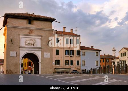 Chioggia, Venedig, Italien - 01. - 2022. Juli: Blick auf die Tore von Santa Maria und Garibaldi in Chioggia. Chioggia liegt auf einer kleinen Insel am so Stockfoto