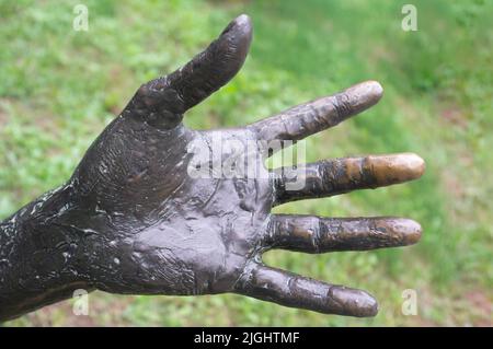 Detail der Bronze Hand einer Statue Stockfoto