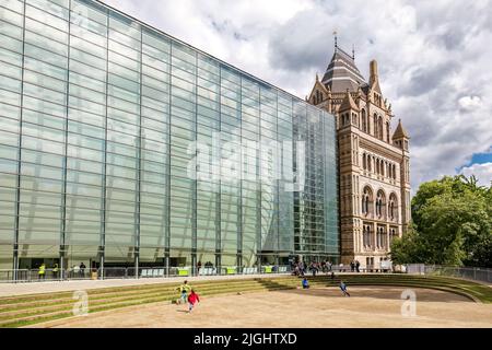 London, Großbritannien - 6.. Juni 2017: Das Äußere des Natural History Museum, London, zeigt das ursprüngliche Gebäude und moderne Ergänzungen. Stockfoto