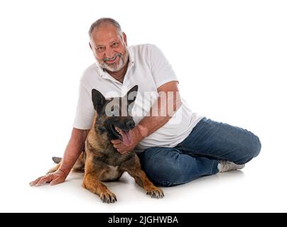 belgischer Hirte und Mann vor weißem Hintergrund Stockfoto