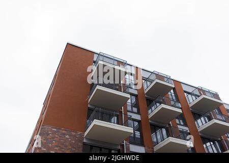 Köln, Deutschland. 11.. Juli 2022. Im Stadtteil Ehrenfeld befinden sich neu errichtete Wohnungen, die nach dem KfW-Förderprogramm für Effizienzhäuser KfW55 der Kreditanstalt für Wiederaufbau errichtet wurden. Quelle: Rolf Vennenbernd/dpa/Alamy Live News Stockfoto