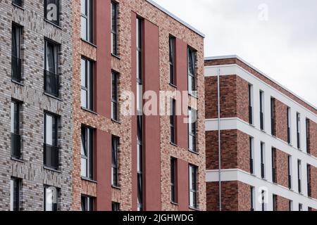 Köln, Deutschland. 11.. Juli 2022. Im Stadtteil Ehrenfeld befinden sich neu errichtete Wohnungen, die nach dem KfW-Förderprogramm für Effizienzhäuser KfW55 der Kreditanstalt für Wiederaufbau errichtet wurden. Quelle: Rolf Vennenbernd/dpa/Alamy Live News Stockfoto