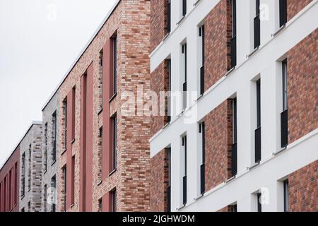 Köln, Deutschland. 11.. Juli 2022. Im Stadtteil Ehrenfeld befinden sich neu errichtete Wohnungen, die nach dem KfW-Förderprogramm für Effizienzhäuser KfW55 der Kreditanstalt für Wiederaufbau errichtet wurden. Quelle: Rolf Vennenbernd/dpa/Alamy Live News Stockfoto