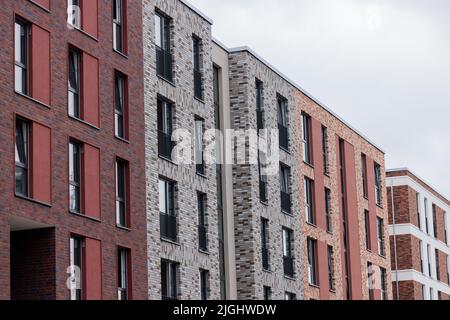 Köln, Deutschland. 11.. Juli 2022. Im Stadtteil Ehrenfeld befinden sich neu errichtete Wohnungen, die nach dem KfW-Förderprogramm für Effizienzhäuser KfW55 der Kreditanstalt für Wiederaufbau errichtet wurden. Quelle: Rolf Vennenbernd/dpa/Alamy Live News Stockfoto