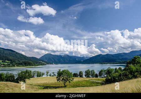 Blick auf den Tegernsee an einem bewölkten Sommertag von gut Kaltenbrunn Stockfoto