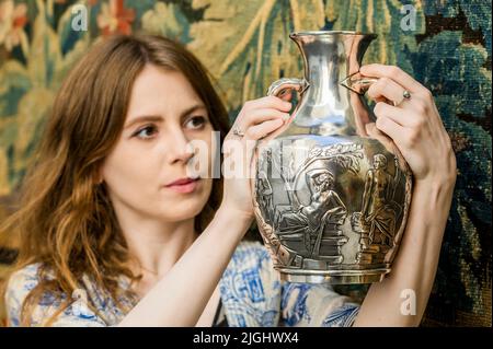 London, Großbritannien. 11.. Juli 2022. Eine Silberkopie der Portland Vase Charles Reily & George Storer, London 1845, est £4.000 - £6.000 - The Grand Tour Sale in Bonhams New Bond Street. Der Verkauf selbst findet am Donnerstag, dem 14. Juli in London statt.Kredit: Guy Bell/Alamy Live News Stockfoto