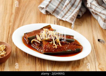 Terong Balado, Pan-Eggplant serviert mit Tomate und Chilispaste oder Sambal. Täglich Indonesische Speisekarte Stockfoto