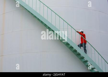 Mann, der die Treppenaufgänge überprüft, Sichtlageröl Stockfoto