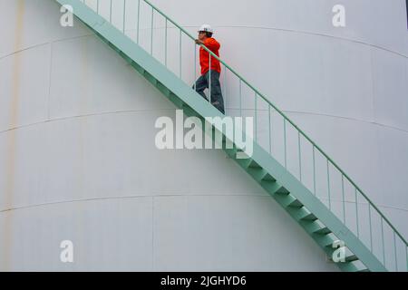 Mann, der die Treppenaufgänge überprüft, Sichtlageröl Stockfoto