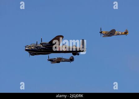 Ein RAF Hurricane und Spitfire flankierten einen Lancaster Bomber, der den Battle of Britain Memorial Flight bildete, der auf der Southport Air Show, Merseyside, Großbritannien, gezeigt wurde Stockfoto