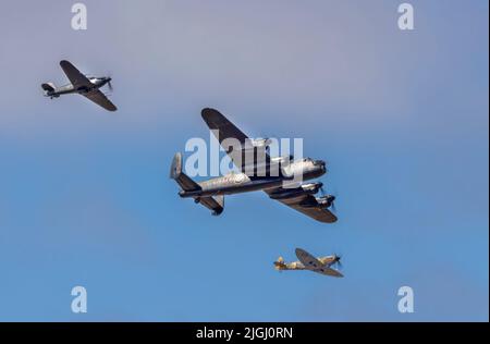 Ein RAF Hurricane und Spitfire flankierten einen Lancaster Bomber, der den Battle of Britain Memorial Flight bildete, der auf der Southport Air Show, Merseyside, Großbritannien, gezeigt wurde Stockfoto