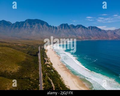 Kogelbay Beach Western Cape Südafrika, Kogelbay Rugged Coast Line mit spektakulären Bergen. Gartenroute, Drone Luftaufnahme Kogel Bay Stockfoto