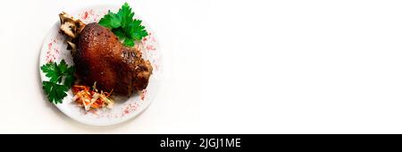 Gebratene Schweinshaxe. Schinken und Speck sind im Westen beliebte Gerichte. Geräucherter Schinken mit Kräutern und Gewürzen. Weißer isolierter Hintergrund. Flach liegend. Banner Stockfoto