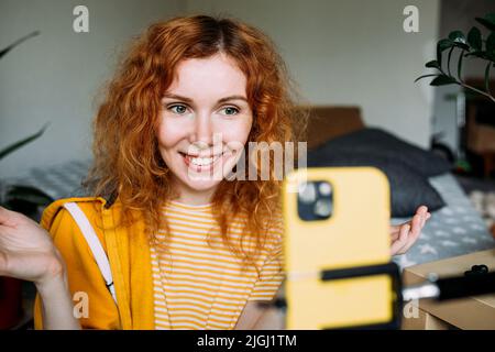 Bloggerin Frau schreibt breit Video-Blog, Blick auf Smartphone Stockfoto