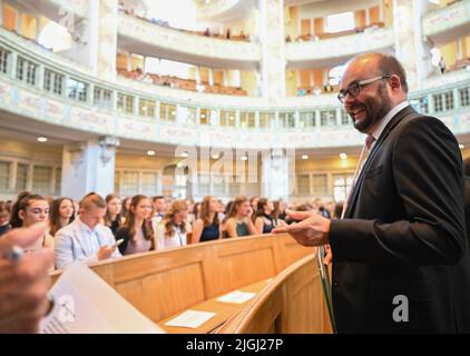 Dresden, Deutschland. 11.. Juli 2022. Der sächsische Kultusminister Christian Piwarz (CDU) steht in der Frauenkirche vor dem Beginn der Preisverleihung für die besten Realschulabsolventen der Ober- und Sonderschulen. Für die Sonderauszeichnung muss das Zertifikat in den Kernfächern Deutsch, Mathematik und Englisch sowie in mindestens zehn weiteren Fächern eine Note von 1 aufweisen; in den übrigen Fächern kann keine Note schlechter als 2 sein. Kredit: Robert Michael/dpa/Alamy Live Nachrichten Stockfoto