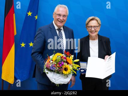 11. Juli 2022, Bayern, MŸnchen: Joachim Herrmann (l, CSU), Bayerischer Innenminister, verleiht der ehemaligen Regierungspräsidentin von Oberbayern, Maria Els, die Bayerische Staatsmedaille "Stern der Sicherheit". Mit der Bayerischen Staatsmedaille "Stern der Sicherheit" würdigt der Bayerische Innenminister seit 2013 herausragende Verdienste um die innere Sicherheit. Foto: Sven Hoppe/dpa Stockfoto