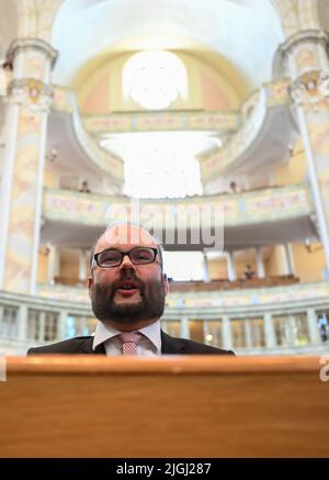 Dresden, Deutschland. 11.. Juli 2022. Der sächsische Kultusminister Christian Piwarz (CDU) steht in der Frauenkirche vor dem Beginn der Preisverleihung für die besten Realschulabsolventen der Ober- und Sonderschulen. Für die Sonderauszeichnung muss das Zertifikat in den Kernfächern Deutsch, Mathematik und Englisch sowie in mindestens zehn weiteren Fächern eine Note von 1 aufweisen; in den übrigen Fächern kann keine Note schlechter als 2 sein. Kredit: Robert Michael/dpa/Alamy Live Nachrichten Stockfoto