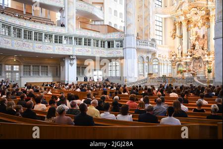 Dresden, Deutschland. 11.. Juli 2022. Studenten und Gäste sitzen bei der Preisverleihung für die besten Realschulabsolventen der Ober- und Sonderschulen in der Frauenkirche. Für die Sonderauszeichnung muss der Bericht eine Note von 1 in den Kernfächern Deutsch, Mathematik und Englisch sowie in mindestens zehn weiteren Fächern aufweisen; in den übrigen Fächern kann keine Note schlechter als 2 sein. Kredit: Robert Michael/dpa/Alamy Live Nachrichten Stockfoto