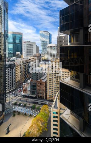 Sydney, Australien - 16. April 2022: Die Wolkenkratzer der Stadt Sydney werden an einem Tag durch das Fenster gesehen Stockfoto