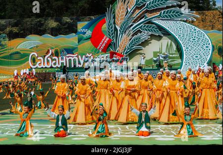 Kasan, Russland. 19. Juni 2022. Feier von Sabantuy. Ein Volksfest der tatarischen und baschkischen Feldarbeit. Nationales Frühlingsfest. Szene mit Menschen in Nationalkostümen Stockfoto