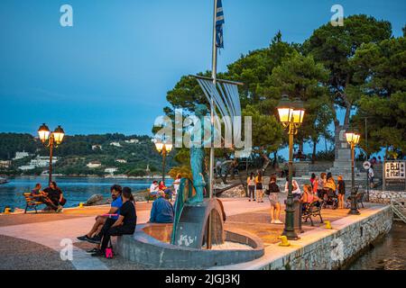 Sommerlandschaft am Denkmal des gefallenen Matrosen auf der Insel Skiathos, Sporaden, Griechenland Stockfoto