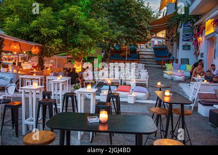 Wunderschön eingerichtete Cafeterias auf der Insel Skiathos, Sporaden, Griechenland Stockfoto