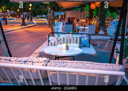 Wunderschön eingerichtete Cafeterias auf der Insel Skiathos, Sporaden, Griechenland Stockfoto