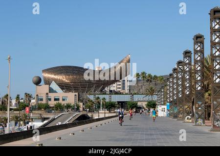 Frank Gehry Goldene Fischskulptur neben dem Casino von Barcelona, Katalonien Spanien, Europa Stockfoto