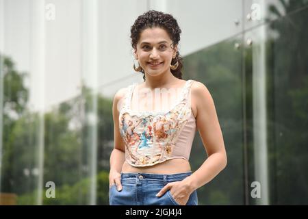 Neu-Delhi, Indien. 11.. Juli 2022. Bollywood-Star Taapsee Pannu, der die Titelrolle in Shabaash Mithu spielt, einem demnächst erscheinenden biografischen Sportdrama in indischer Hindi-Sprache, der auf das Leben des ehemaligen Testkapitäns und One Day International (ODI)-Kapitäns der indischen Cricket-Nationalmannschaft der Frauen, Mithali Raj in Neu Delhi, basiert. (Foto von Sondeep Shankar/Pacific Press) Quelle: Pacific Press Media Production Corp./Alamy Live News Stockfoto