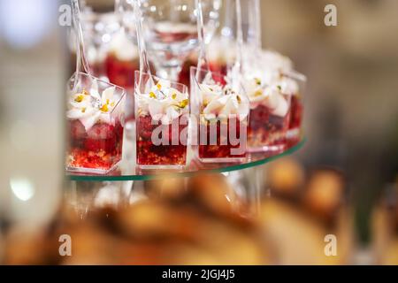 Frische, appetitliche, süße Desserts aus nächster Nähe auf einem festlichen Büfettisch Stockfoto