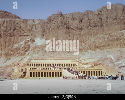 Hatschepput Tempel in Deir el-Bahari, südlich des Tals der Könige und Königinnen Nekropole, in den Felsen geschnitzt und besteht aus drei Terrassen., Ägypten Stockfoto