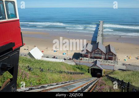 Blick von der Bergstation des Saltburn Hydraulic Funicular Cliff Lifts auf den Pier, der bereit zum Absteigen ist Stockfoto