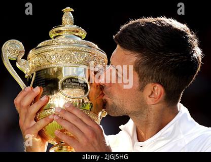 Aktenfoto vom 10-07-2022 von Novak Djokovic. Wimbledon gehörte erneut zu Novak Djokovic, aber der siebenfache Champion verlässt sich jetzt auf politische Interventionen, um seine Saison fortzusetzen. Ausgabedatum: Montag, 11. Juli 2022. Stockfoto