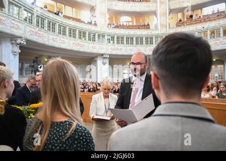 Dresden, Deutschland. 11.. Juli 2022. Der sächsische Bildungsminister Christian Piwarz (CDU) ehrt die besten Abiturienten in der Frauenkirche. Für die Sonderauszeichnung muss der Bericht eine Note von 1 in den Kernfächern Deutsch, Mathematik und Englisch sowie in mindestens zehn weiteren Fächern aufweisen; in den übrigen Fächern kann keine Note schlechter als 2 sein. Kredit: Robert Michael/dpa/Alamy Live Nachrichten Stockfoto